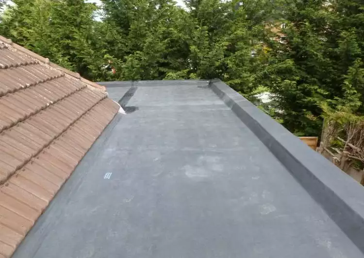 toiture plate en membrane EPDM en extension d'une toiture traditionnelle couverte en tuile.