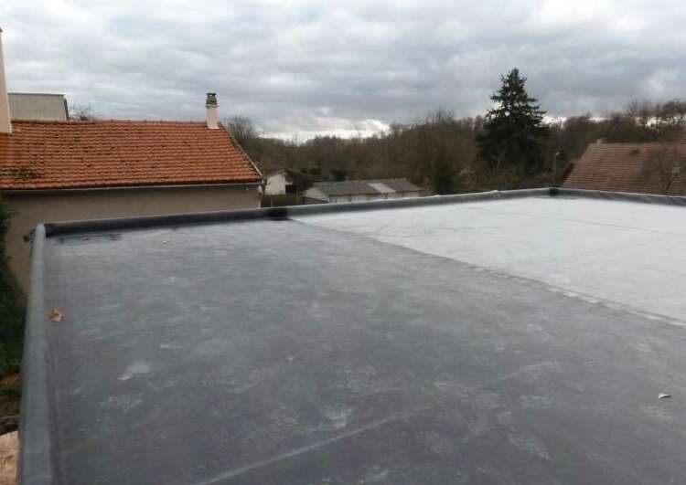 toiture plate couverte en membrane EPDM, un joint est visible entre deux baches.