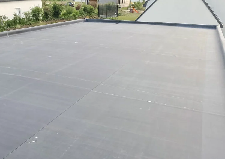 145 m² de toiture chaude, EPDM collé à l'acrylique sur isolant PIR 100mm R4,65