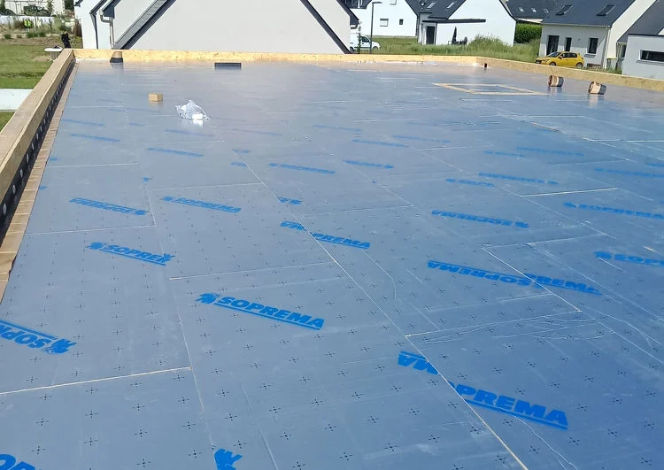 145 m² de toiture chaude, EPDM collé à l'acrylique sur isolant PIR 100mm R4,65